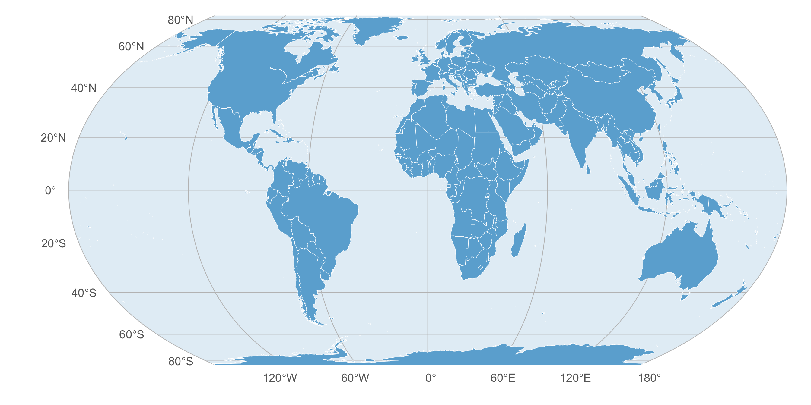 Même carte du monde en projection Equal Earth avec graticule, cette fois annotée : les degrés de latitude sont indiqués sur le bord gauche et les degrés de longitude, avec points cardinaux N/S/E/W, en bas de la carte, en petit texte gris.